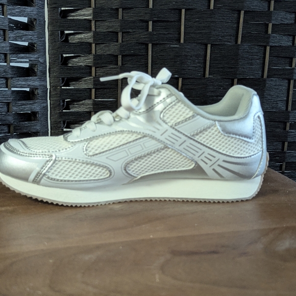 NICOLE MILLER women's Silver Sneakers NEW Size 8.5 - Picture 6 of 6